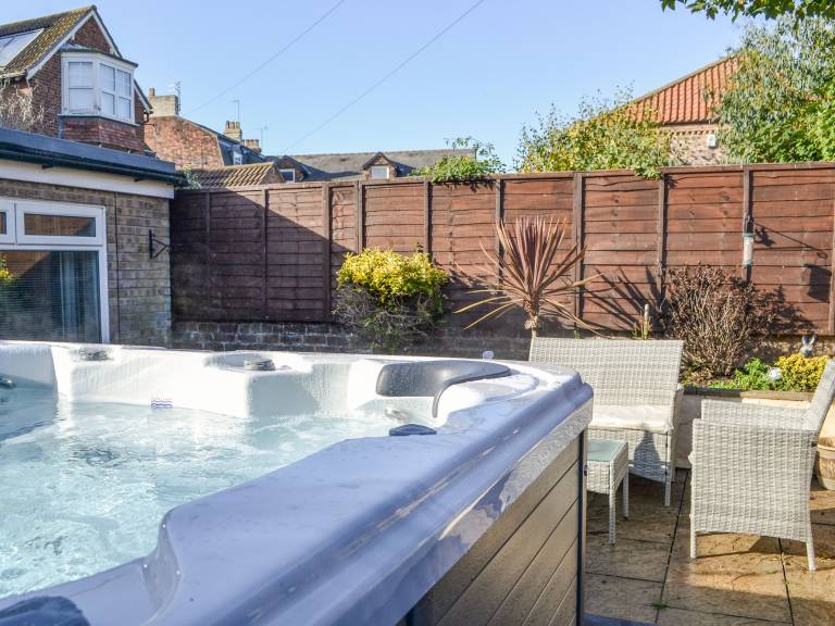 Child-friendly lovely cottage with garden & hot tub | River view | Close to the beach | Pet-friendly in Bridlington