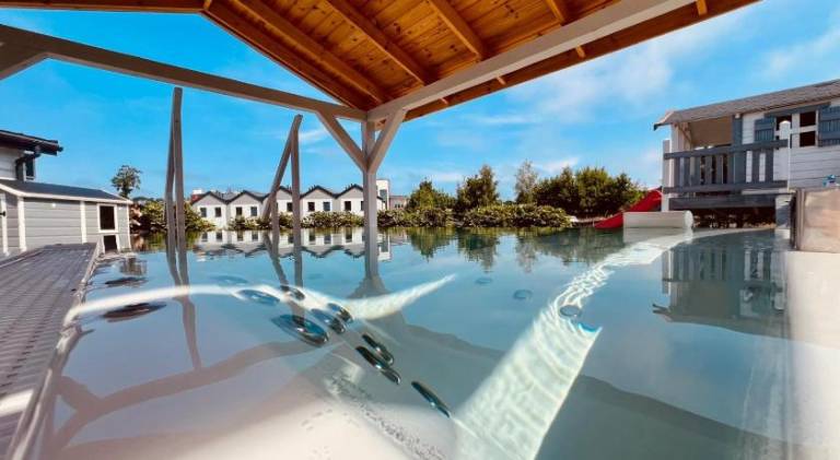 Biale Domki Paula Rewal - Domki z klimatyzacja, w obiekcie Jacuzzi i darmowe Wifi! in Rewal
