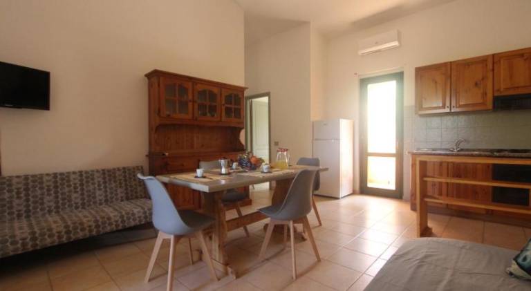 Rental apartment with patio & yard | Pets allowed — photo 3