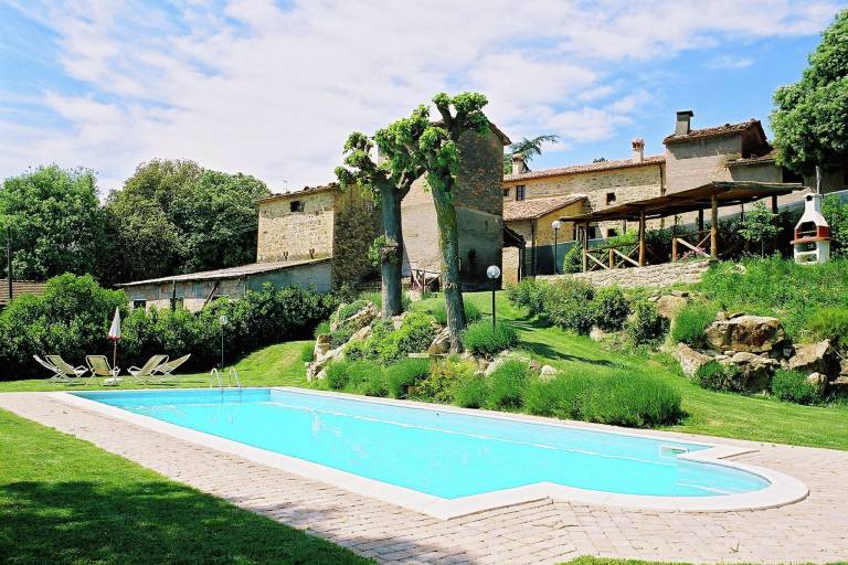 Vacation home with yard, barbecue & pool | Nature view — photo 2