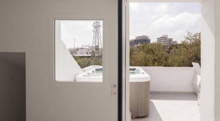 House with jacuzzi — photo 4