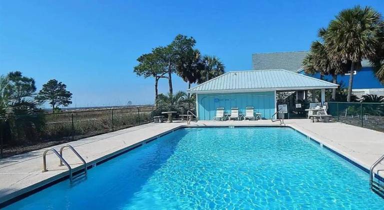House with pool — photo 3