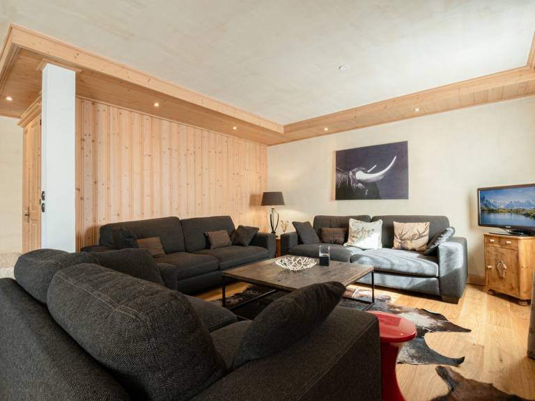 Spacious 6-room apartment for 10 near slopes, pets OK, parking, WiFi in Chamonix-Mont-Blanc