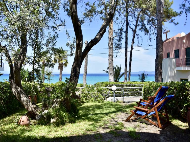 Stay at Beachfront Villa Lilia in Pefkohori, Halkidiki for a Dreamy Vacation — photo 2