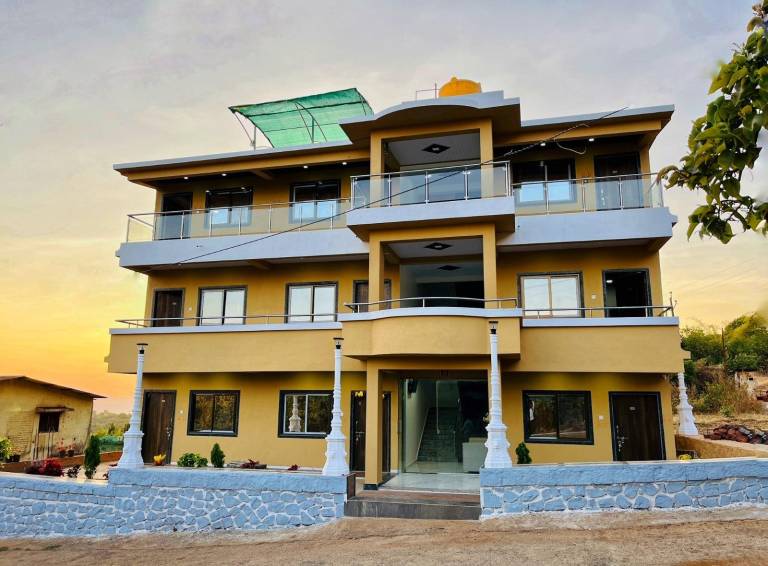 Hotel Kadam Palace in Jaoli