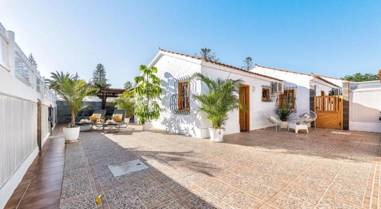 Wonderful vacation home with patio, BBQ & heated pool | Pets allowed in San Bartolomé de Tirajana