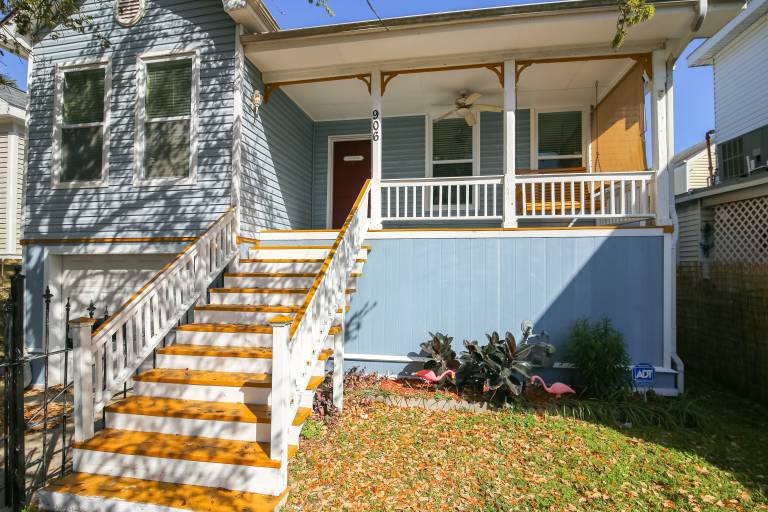 4513BENDEDOAKEENH - A Bended Oak Bungalow in Galveston, TX