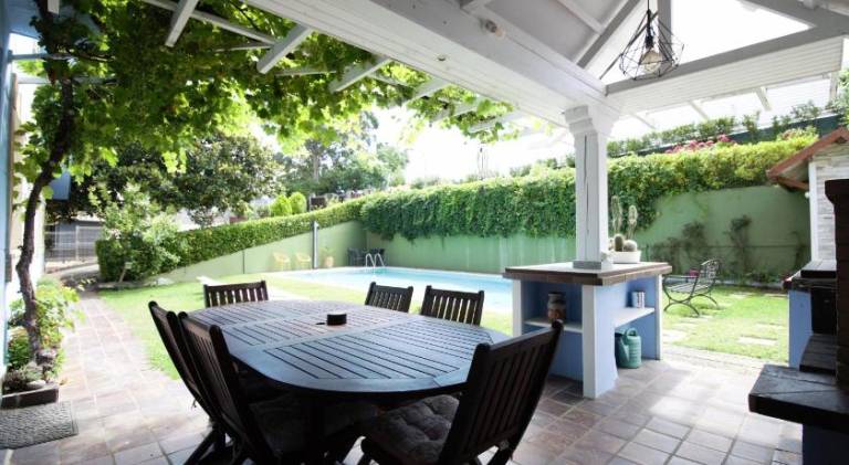Vacation home with pool — photo 4