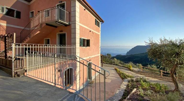 Farm with terrace & yard in Vernazza