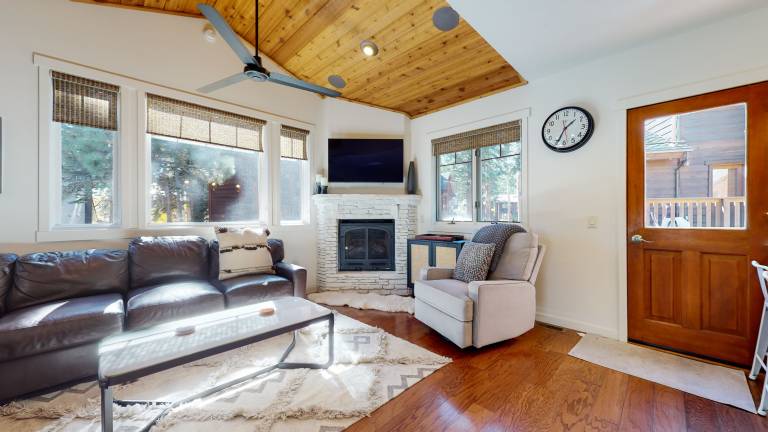 Grayfox 2 Pet-Friendly, 5-Star with Private Hot Tub, 2 Car Garage and Prime Location — photo 4