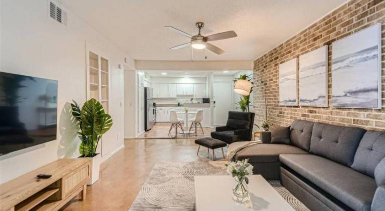 Walkable Dtwn 2B Getaway - Sleeps 5 - Pool, Prkg in Austin, TX