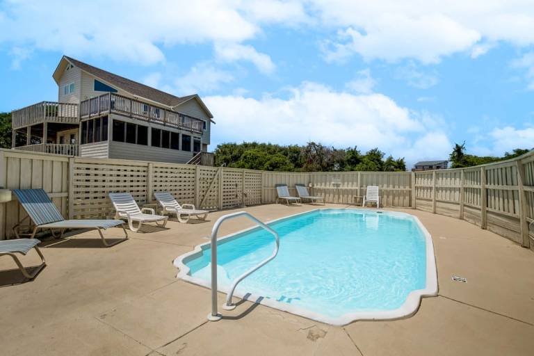 Singing Sandpipers 325 ft to the beach Private Pool, Dog Friendly, Community Pool in Duck, NC