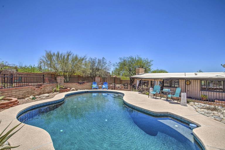 Desert Oasis w Fenced Pool & Mountain Views