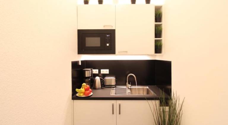 Hotel Ulm Zentrum - Komplettes Zimmer, Hochbett, Android TV & eigenem Bad - perfekt fur Familien & G — photo 5