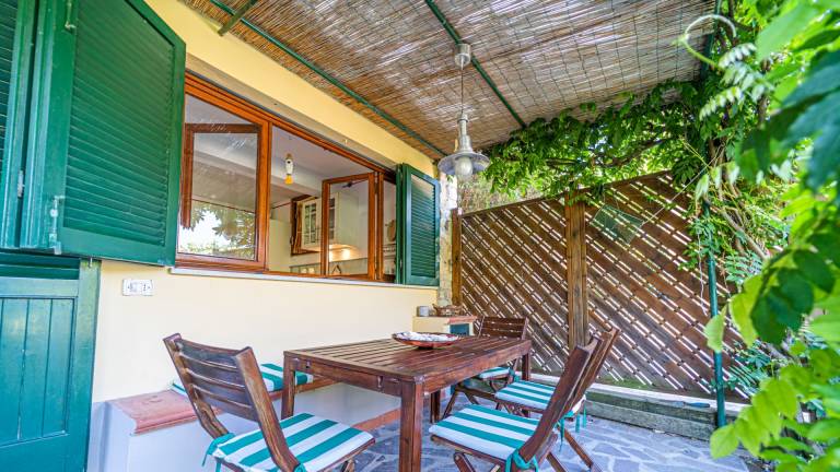 Holiday apartment with garden — photo 2