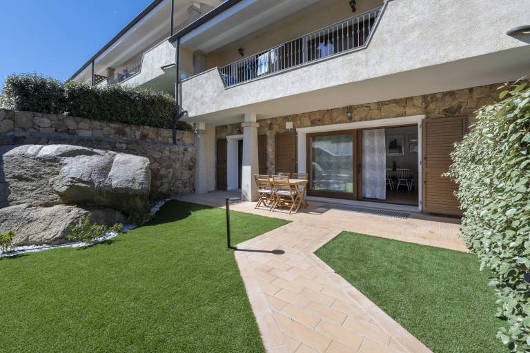 Rental apartment with pool & yard in Palau