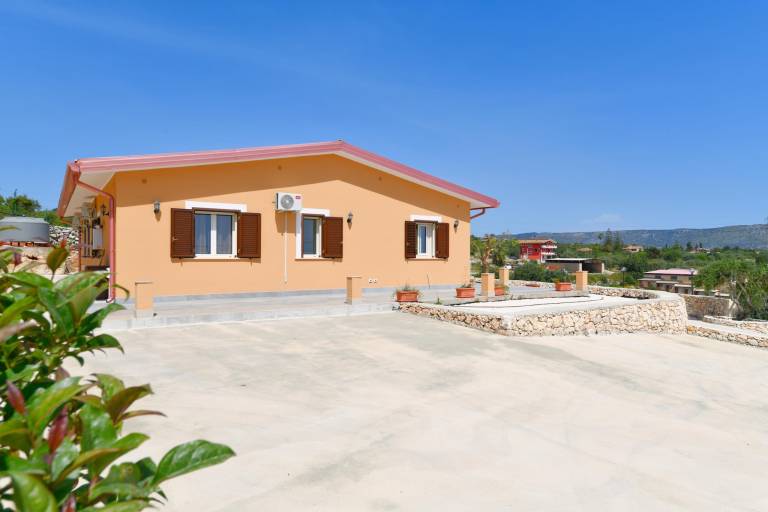 House with garden, terrace & barbeque — photo 4