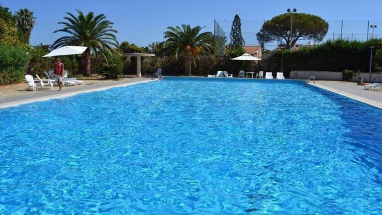 Villa with terrace, pool & barbecue | Suitable for remote work — photo 2