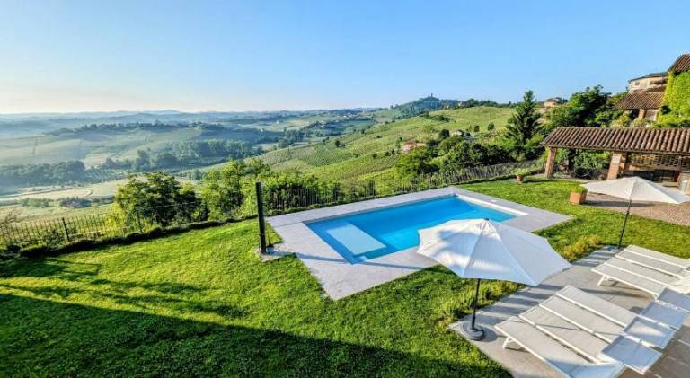 House with pool in Canelli