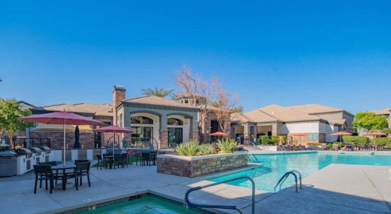 Lavish 3BD King Bed With Pool, Hot Tub, Gym, Parking — photo 5
