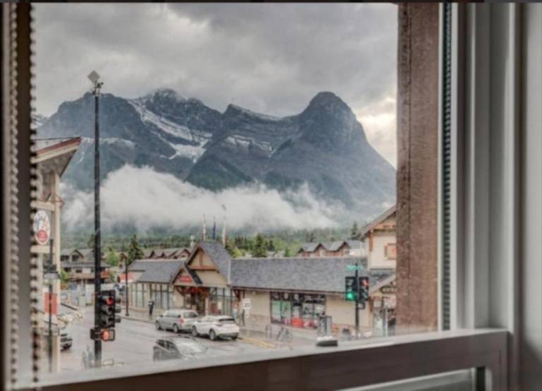 PARTY HOSTEL - The Canmore Hotel Hostel — photo 3