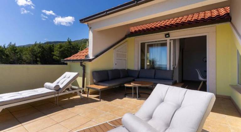 Rental apartment with terrace, barbecue & yard — photo 4