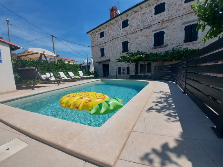 Fully equipped spacious villa with terrace, yard & barbeque | Dogs allowed — photo 2