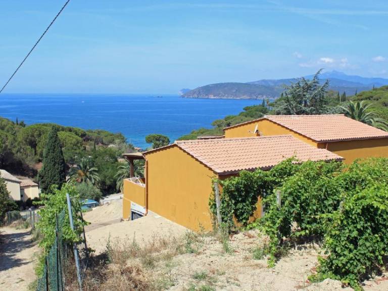 Apartment with terrace, yard & BBQ | Sea view — photo 4