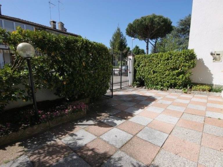 Vacation home with grill, terrace & yard — photo 4
