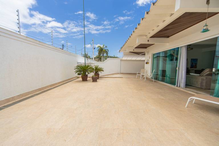 Incr&iacute;vel e Ampla Casa a 200m da Praia da Enseada