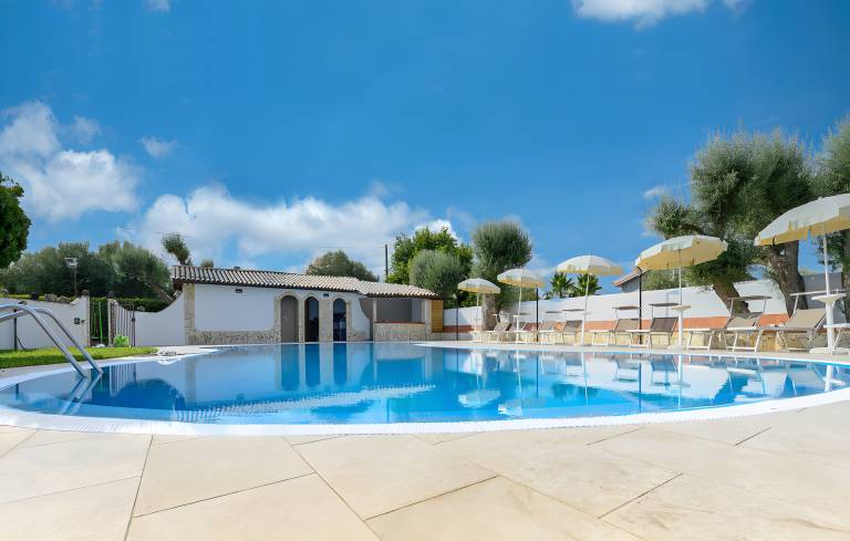 Children-friendly beautiful villa with BBQ, private pool & yard | Garden view | Pets are welcome in Syracuse