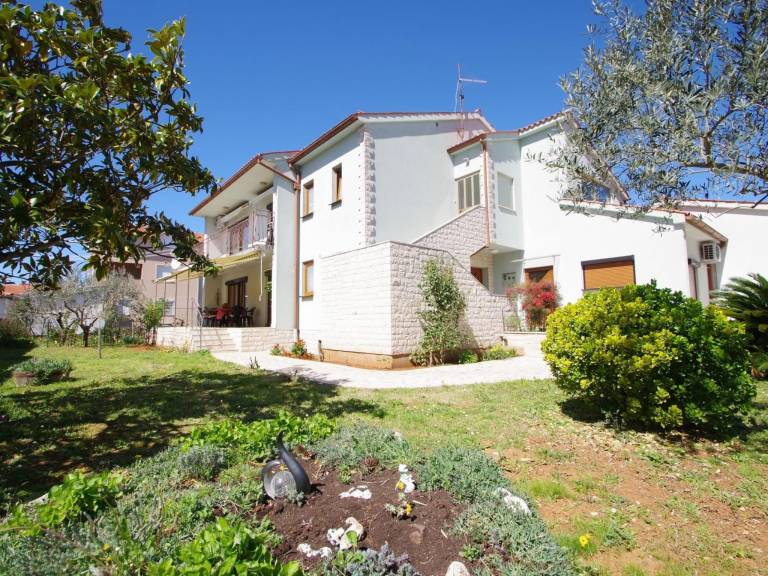 Geräumige Wohnung mit schöner Terrasse und Garten in Pula