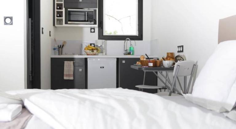 Serviced apartment with terrace & yard — photo 2