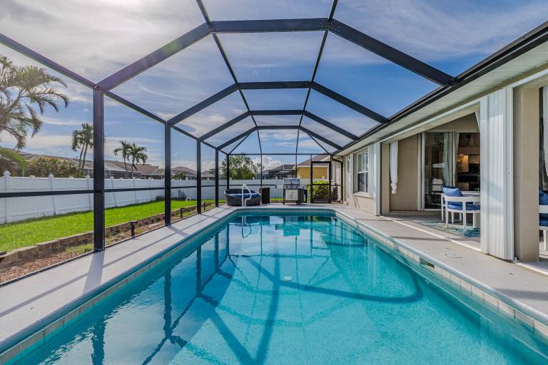Romantic and comfort, large pool with outside TV - Stars Vacation Rentals — photo 5
