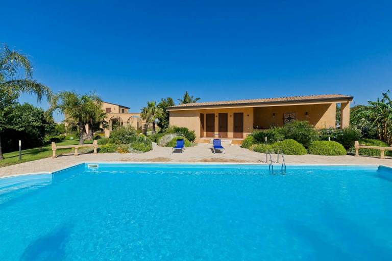 Family-oriented charming villa with BBQ, patio & private pool | Pets allowed — photo 5