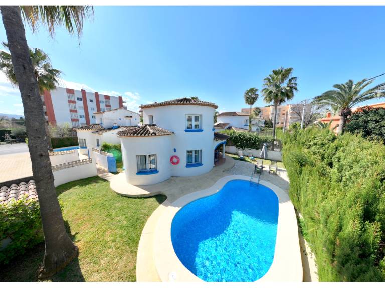 Villa with yard, barbeque & private pool — photo 3
