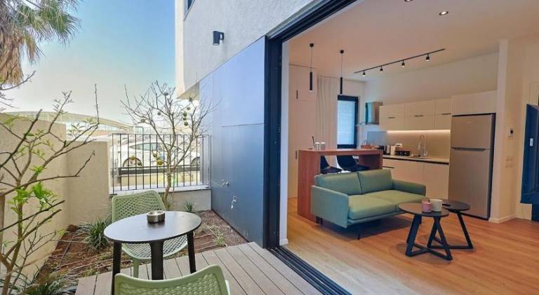 Rental apartment with yard — photo 4