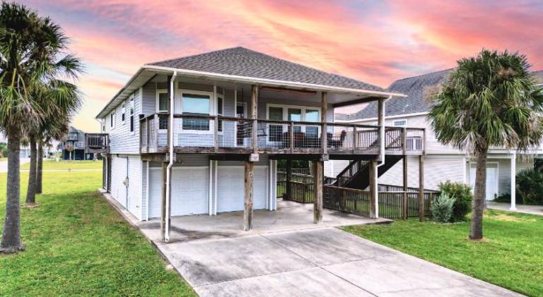 Vacation home with barbeque, yard & terrace in Galveston, TX