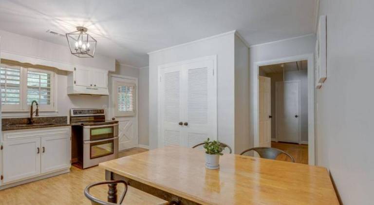 Figuers Bungalow 2 bd 1 bath central location — photo 5