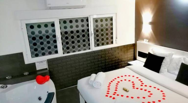 Apartment with jacuzzi — photo 2