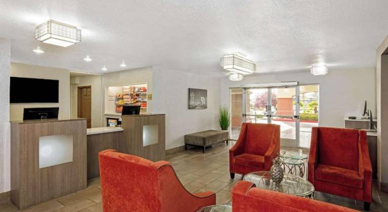 La Quinta Inn & Suites by Wyndham Las Vegas Red Rock — photo 3