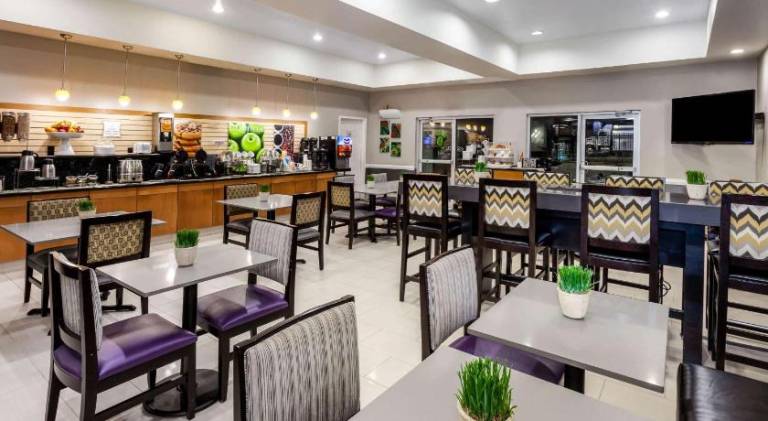 La Quinta Inn & Suites by Wyndham Laredo Airport — photo 5