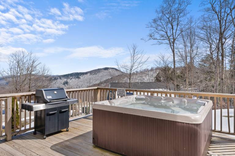 Condo with BBQ, sauna & jacuzzi | Mountain view in Rutland, VT