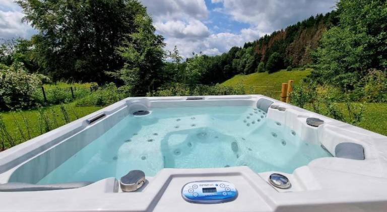 Chalet with sauna, terrace & jacuzzi — photo 4