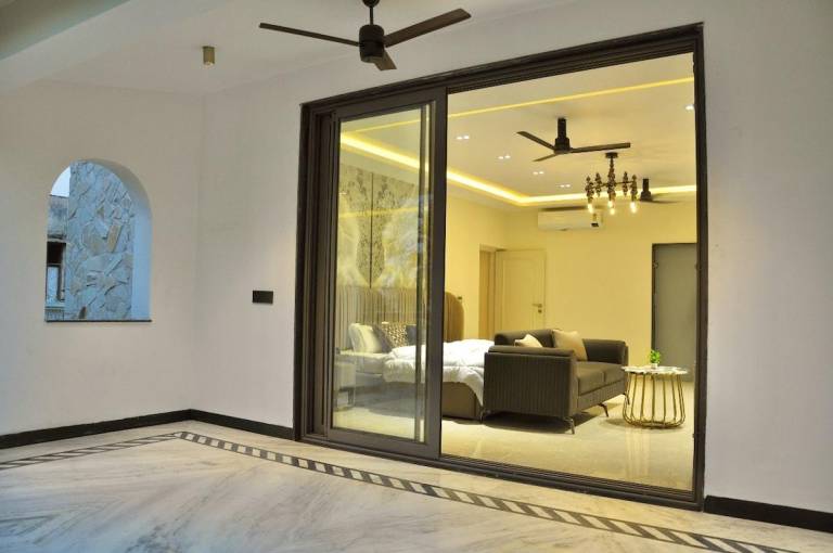 Villa with yard, pool & barbeque | Pet-friendly — photo 3