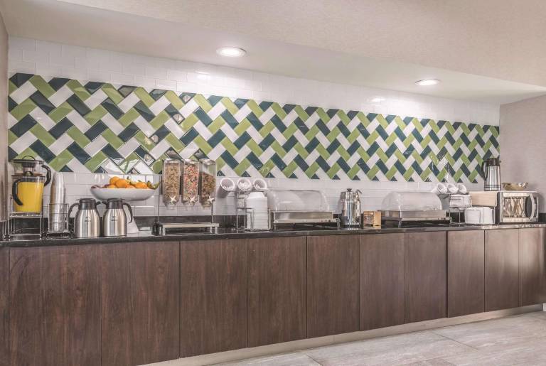 La Quinta Inn & Suites by Wyndham Orlando Lake Mary — photo 5