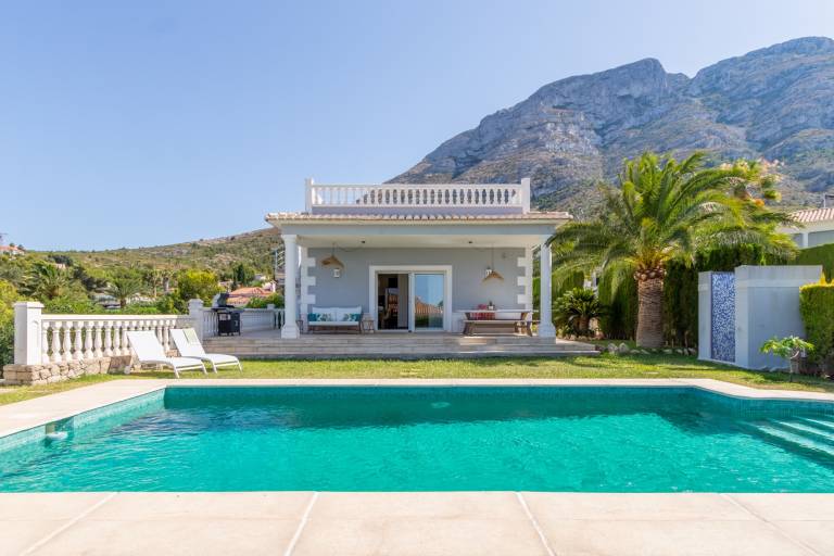 Fully equipped spacious villa with yard, patio & private pool | Mountain view | Pet-friendly — photo 3