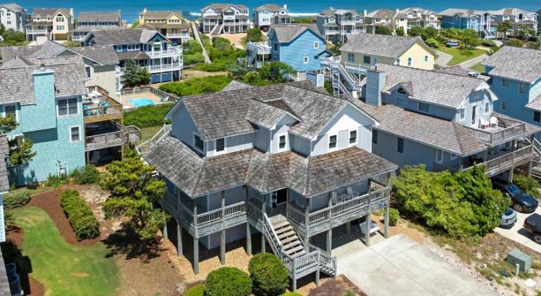 Ample vacation home with pool | Close to the beach | Pets are welcome in Nags Head, NC