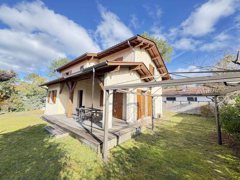 House with barbeque — photo 2