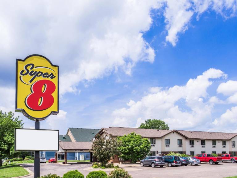 Coratel Inn and Suites By Jasper Stillwater — photo 4